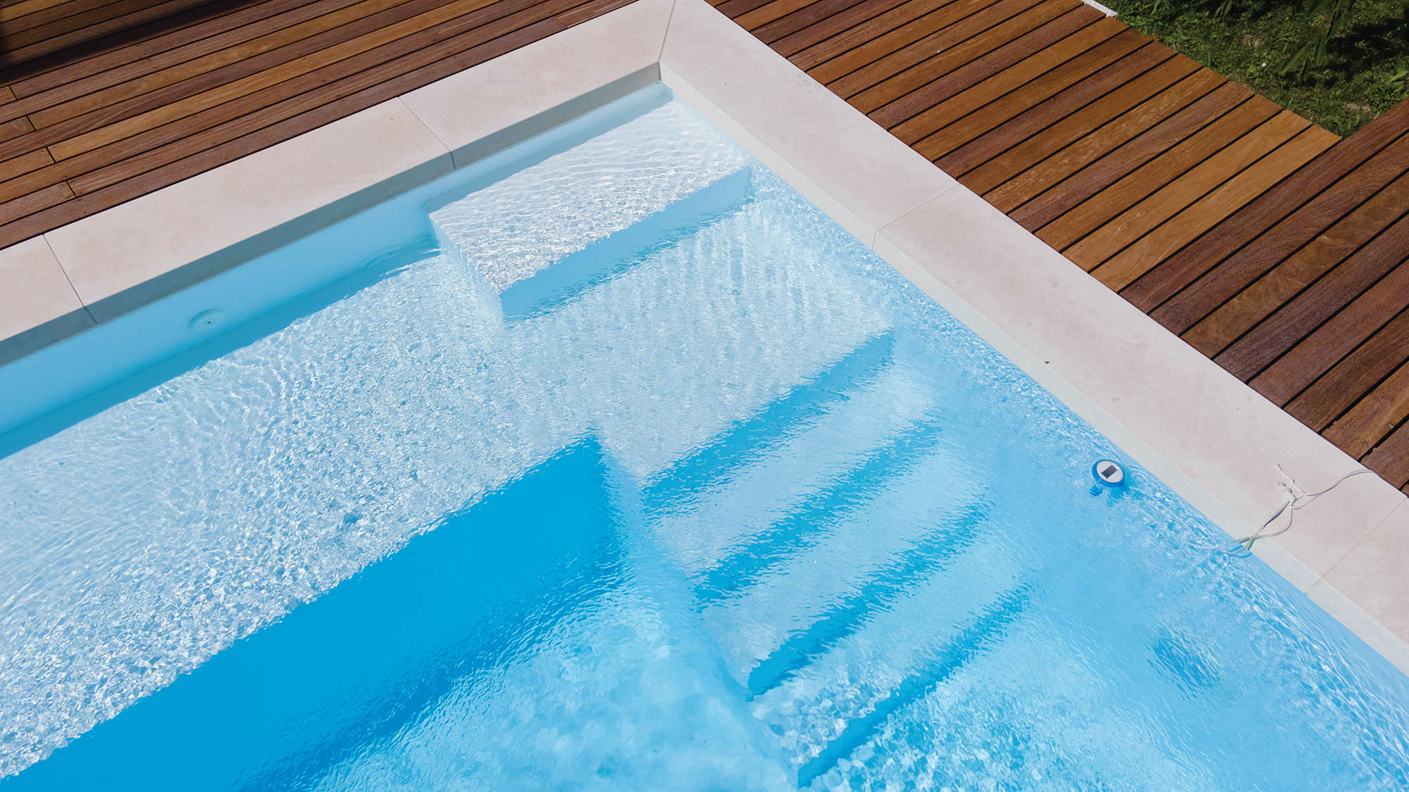 แนะนำสีทาสระว่ายน้ำยอดนิยม และเทคนิคการทาสีสระว่ายน้ำให้สวย ติดทนยาวนาน 